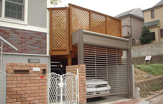 カーポートの上がウッドデッキ＿シャッターつき