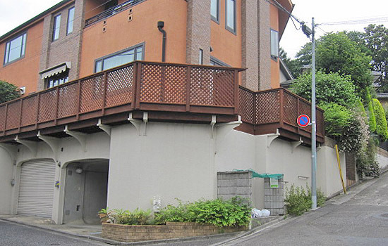 鉄骨で補強したウッドデッキ