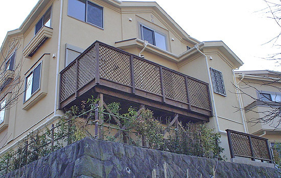 急傾斜な場所のウッドデッキ