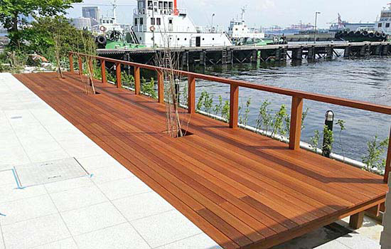バツー材のウッドデッキ1