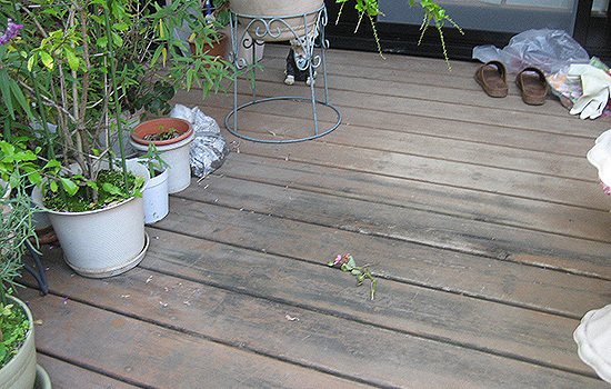 腐食が進行しているウッドデッキ