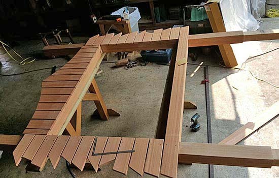 枠の飾りも工場で事前に制作