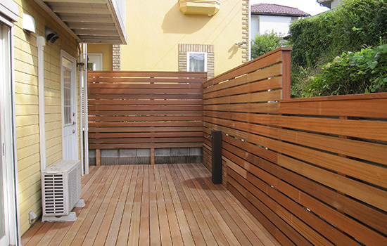 バツー材の目隠しウッドデッキ