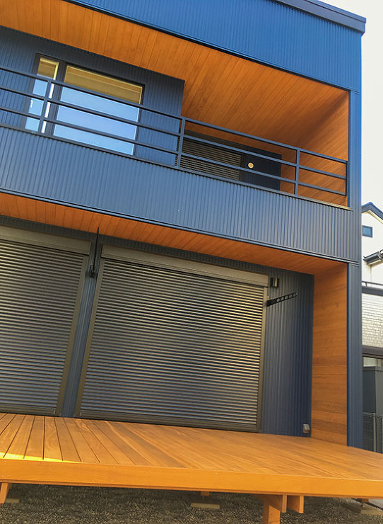 建物の外観に合わせたフラットデッキ