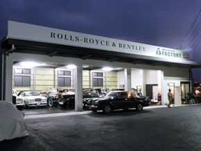 照明に照らされた外観