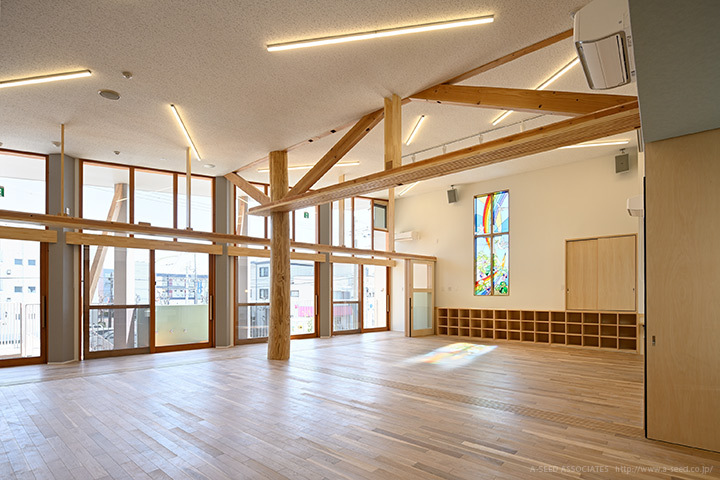 子供達がまわりで遊ぶ樹の塔の保育園