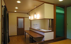 ダイニングとリビングを区切る扉：開