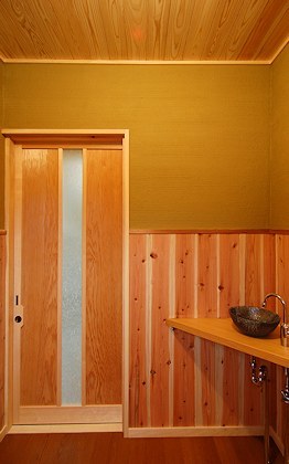 写真：手洗いカウンターとトイレの扉