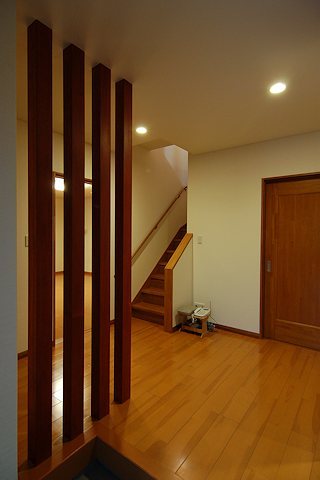 写真：柱が立ち並ぶ玄関