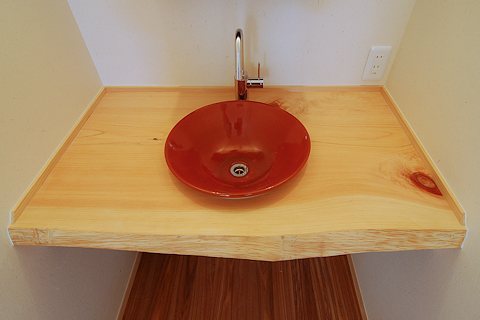 写真：桧の無垢板に信楽焼の手洗器