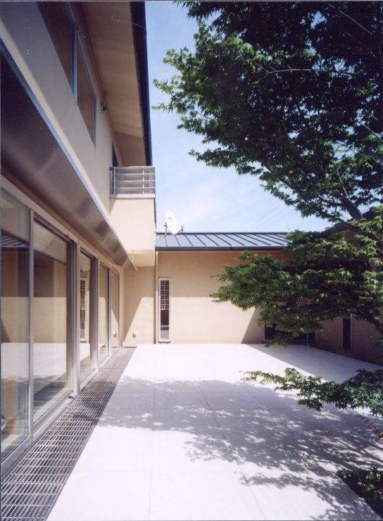 中庭を挟んだ二世帯の家