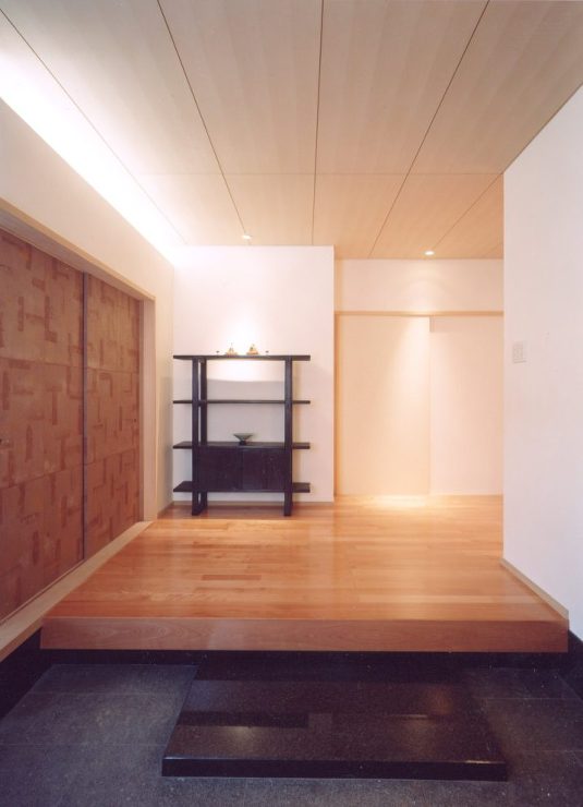 中庭を挟んだ二世帯の家