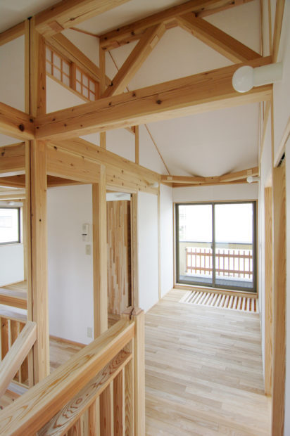 光と空気の流れる格子の家 | 施工事例