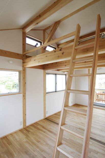 光と空気の流れる格子の家 | 施工事例