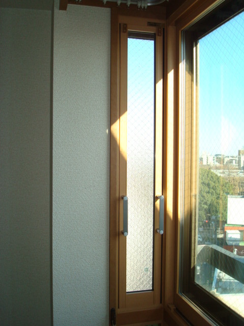 上下に分けたＦＩＸ窓の上