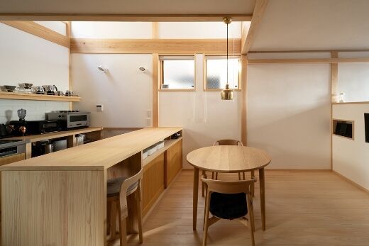 Ｌ型造作キッチンとバス停待合のある家