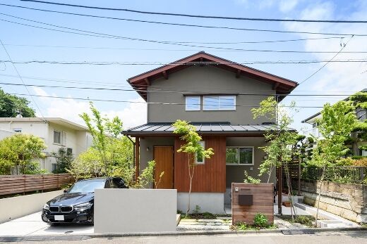 雑木の庭とサンドバッグのある家