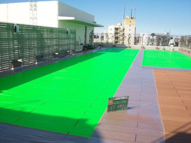 ベース上塗り（蛍光塗料）完了