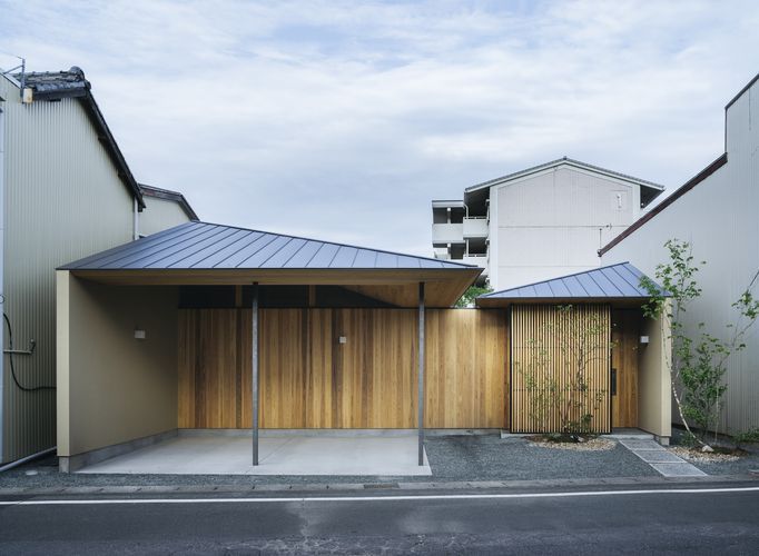 古くからの住宅が密集する街に建つ平家。 アイキャッチ画像