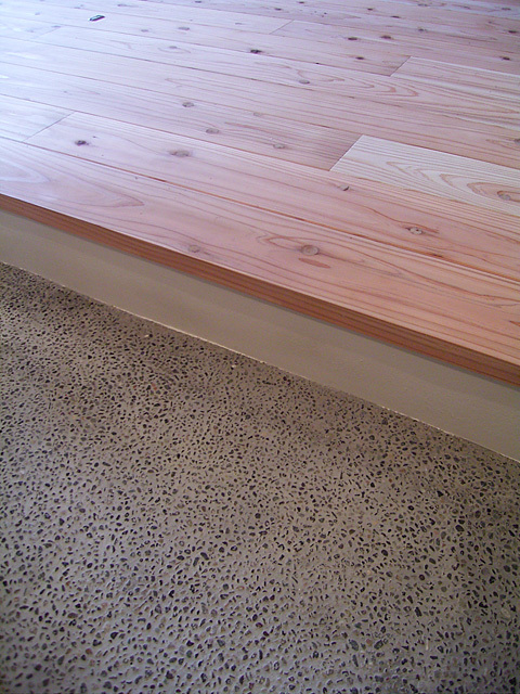 杉の床板の清楚な住宅　村上建築設計室