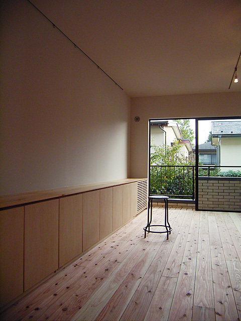 杉の床板の清楚な住宅　村上建築設計室
