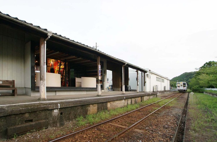 駅のプラットフォームに面したリノベーションカフェ