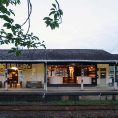 駅のプラットフォームに面したリノベーションカフェ