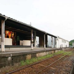 駅のプラットフォームに面したリノベーションカフェ