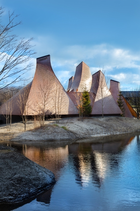 ©Toshihide Kajihara　町と漁協の許可を得て土地を堀削し敷地内に湖を引き込むことで、湖に囲まれる温泉棟を実現。 photo