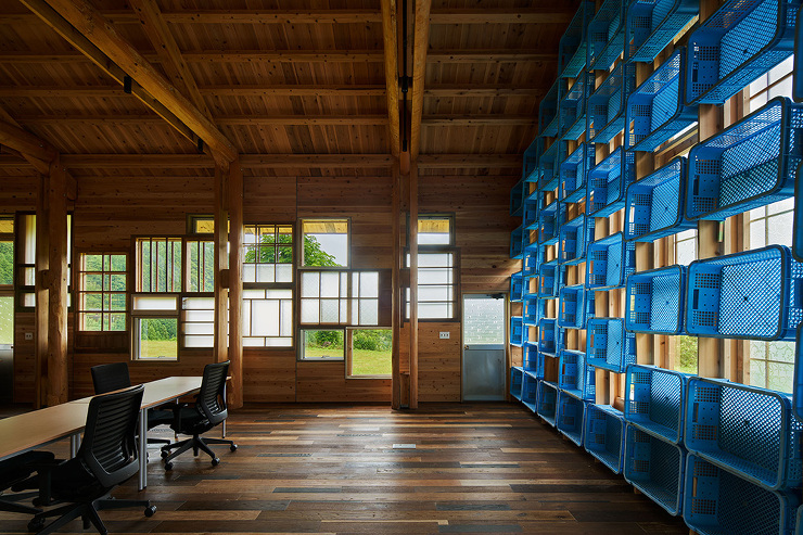 町営のシイタケ工場の収穫かごを再利用したガラス方建ての座屈止めを兼ねた本棚。 photo