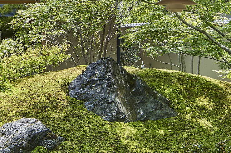 笏谷石の磐座。山頂には葉の小さい灯台躑躅を植えて遠景としている。 photo