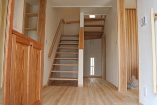 037_分離発注方式で建てた左官外壁の家...