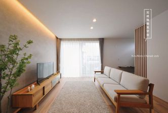 木目が映えるシンプルモダンの住まい 写真