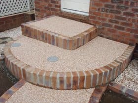 庭・ガーデンに創作した裏口の階段