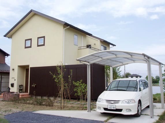 強風にも４本足のカーポートなら安心です