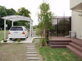 ウッドデッキは建物一面に取り付けました