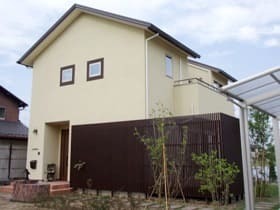 建物に目隠しフェンスを設置しました