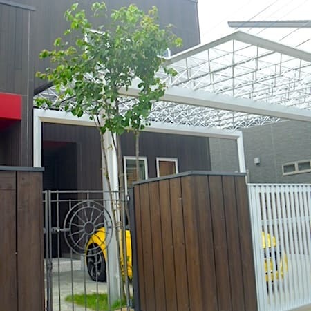 門柱脇のシンボルツリー「エゴノキ」