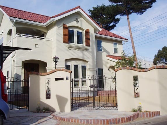 強風にも4本足のカーポートなら安心です