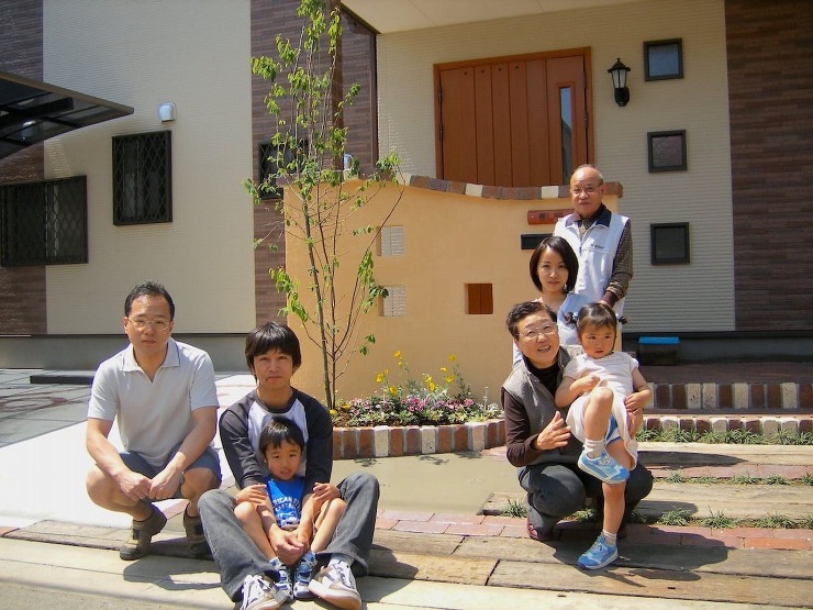 レンガ、塗り壁、植栽、枕木など色彩豊かなエクステリア施工例