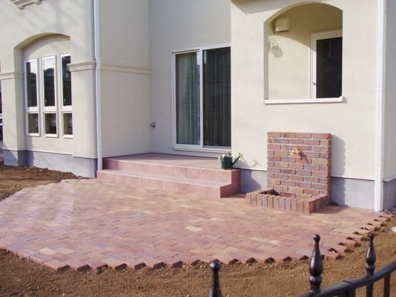 レンガ敷きの庭のテラス