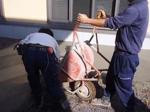 一輪車で生コンを運びます