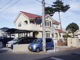 カーポートと電動式跳ね上げ門扉を設置しました。