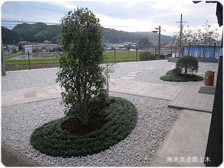 シンプルな砂利のお庭