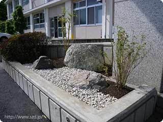 坪庭作り（左）