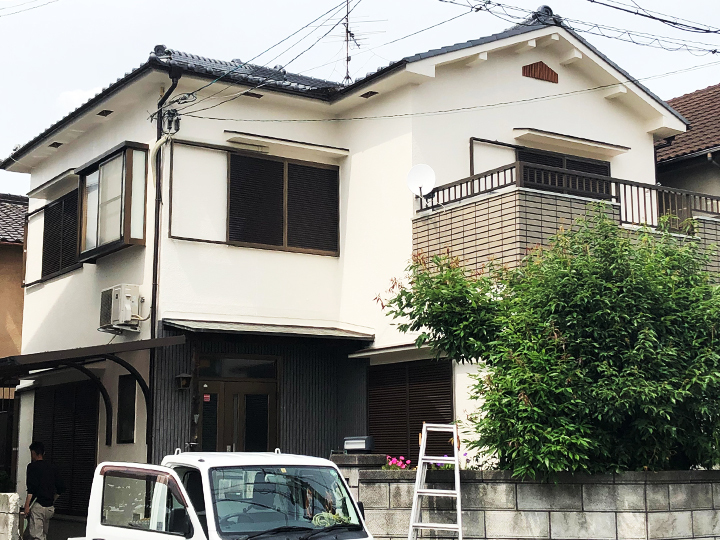 ヒビ割れと汚れが目立つ外壁…ヒビ補修と塗装工事を行いました！駐輪スペースの波板もキレイに！