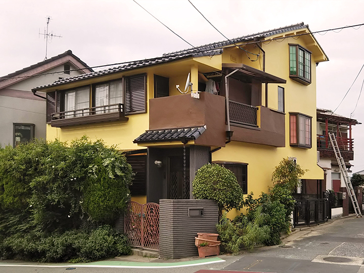 雨漏れがきっかけで外壁もまとめて工事！大きなびわの木も剪定しました◎ツートンカラーでイメージ一新！とても満足していただけました♪