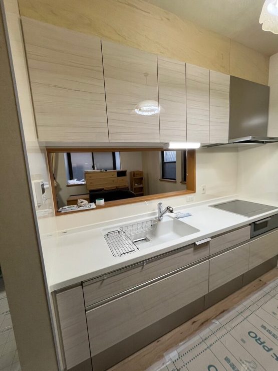 キッチンの漏水で床がボロボロ＞＜保険申請で時間がかかりましたが、フロアとクロスも貼替えてきれいなリビングダイニングに！