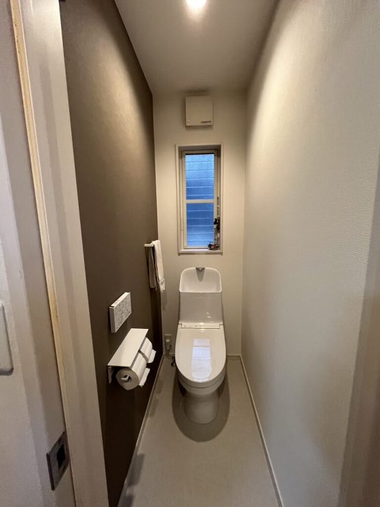 アクセントクロスでスタイリッシュなトイレに！