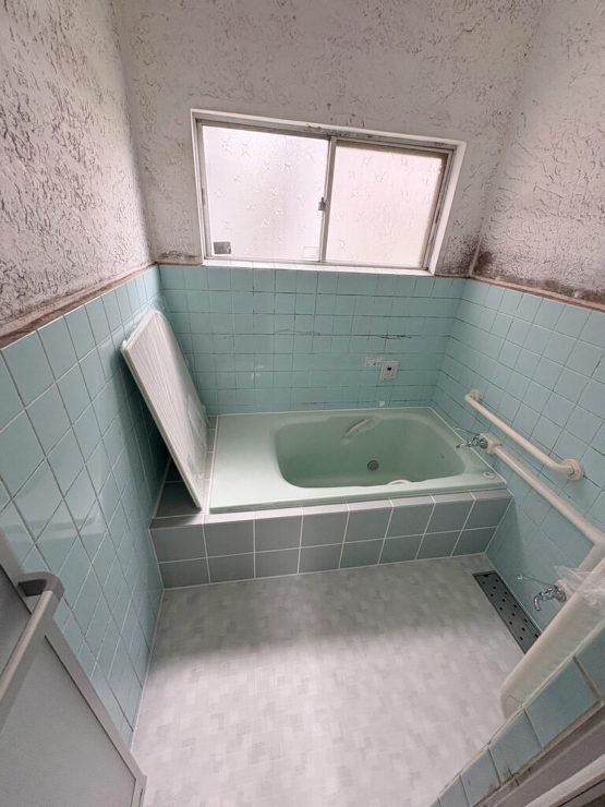 昔ながらの狭い浴槽を、介護保険を使ってリフォームしました！滑りにくい浴室用の床シートでより安全に^^